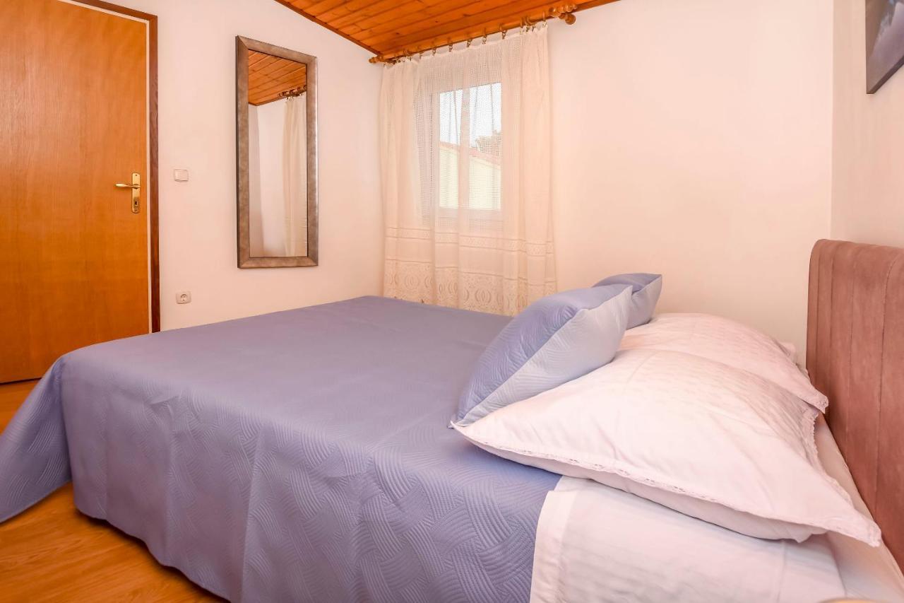 Apartment Mira Primošten Стая снимка